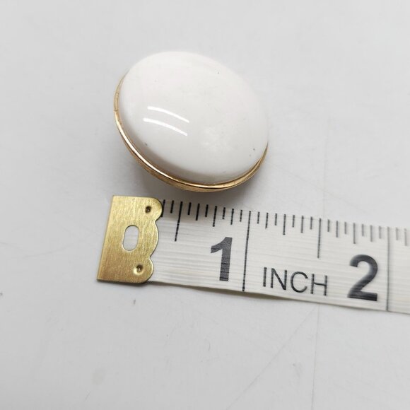 Vintage Trifari White Acrylic Clip On Earrings Gold Tone Round Domed 1 Inch - Picture 5 of 5